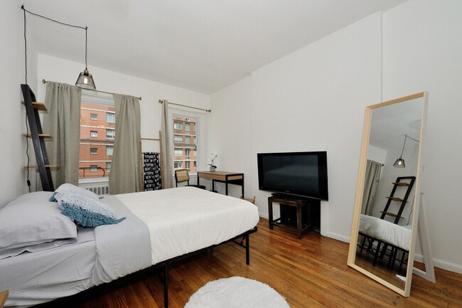 Building Photo - 374 W 35th St