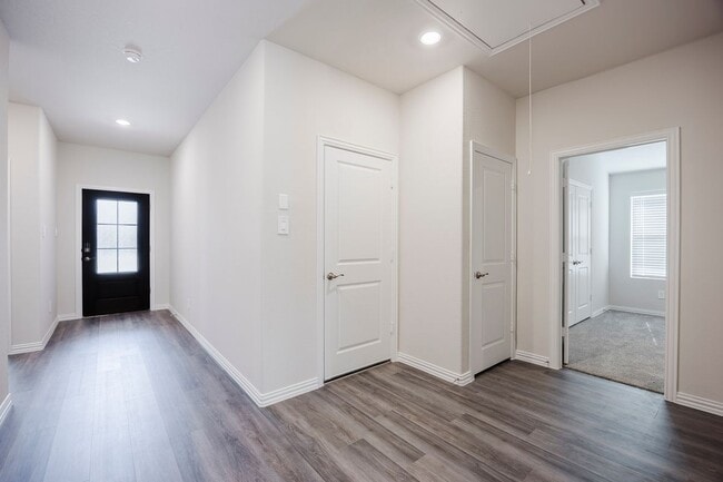 Building Photo - 2121 Gustavus Dr