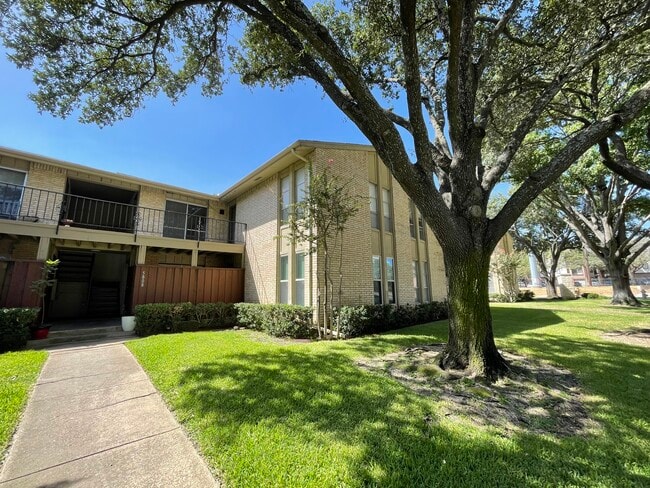 Building Photo - 5808 Sandhurst Ln