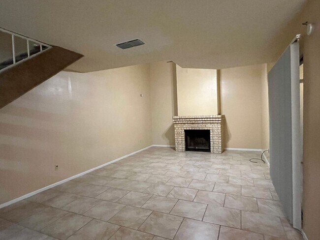 Building Photo - SOUTH SIDE TOWNHOME WITH SOME BILLS PAID