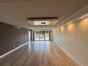 Building Photo - 3150 N Palm Aire Dr