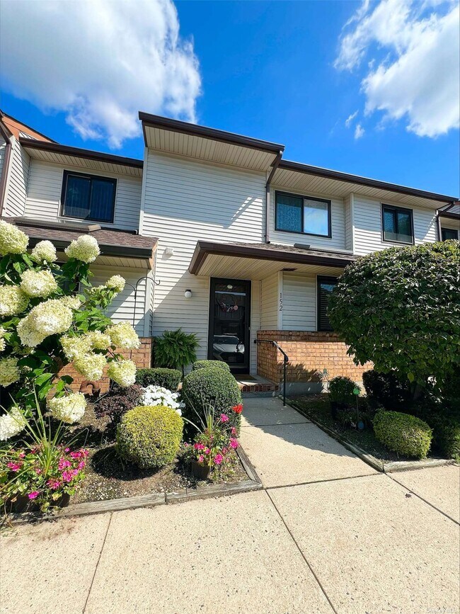 Foto del edificio - 152 Laurel Ln