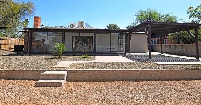 Building Photo - Charming Sam Hughes Brick Home with large ...