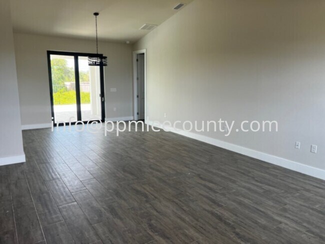 Foto del edificio - Brand new 4 bedroom 2 bath 3 car garage po...