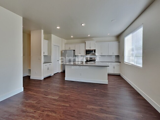 Building Photo - 1352 N Alderleaf Avenue