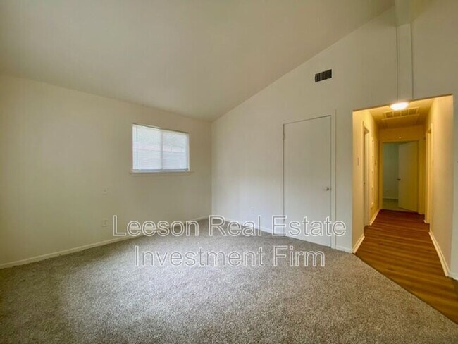 Building Photo - 1311 Elsa Jane St