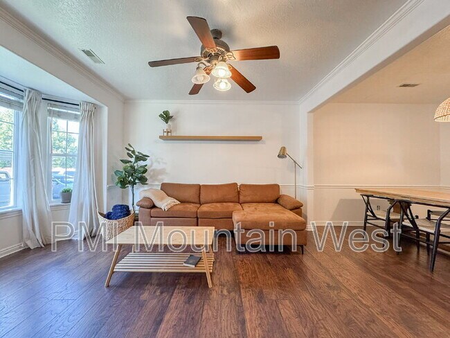 Foto del edificio - 446 E Parkside Cir