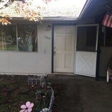 Building Photo - 1754 Rainbow Loop