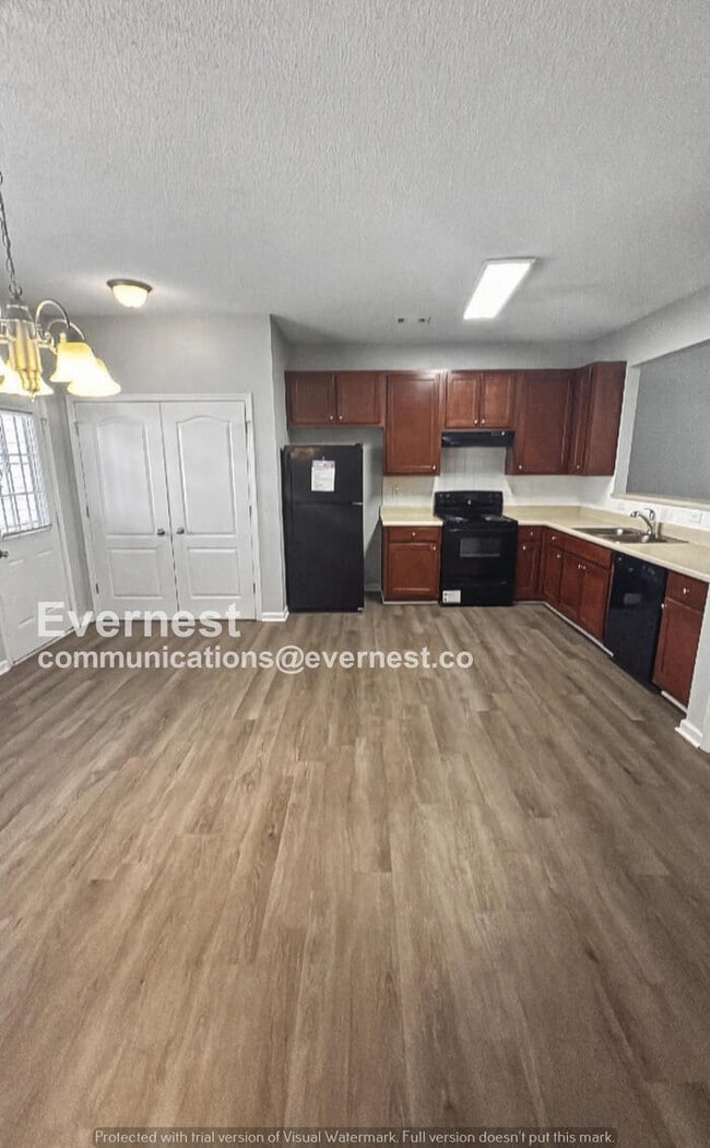 Building Photo - 3 Bed, 2.5 Bath Home with Modern Comforts / Pet-Friendly / Available Now!