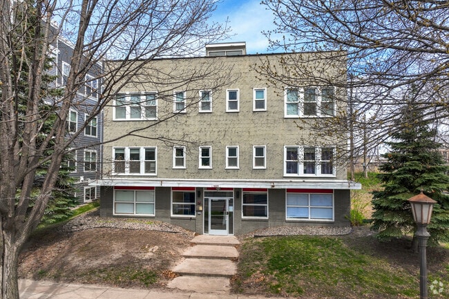 Building Photo - Newly Renovated & in the Heart of the Twin...