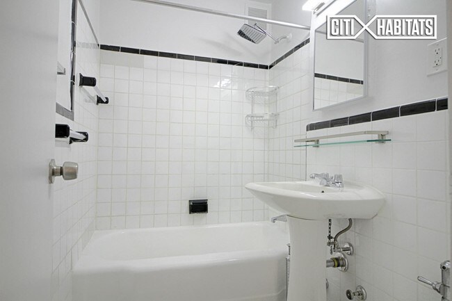Foto del edificio - 8610 Grand Ave