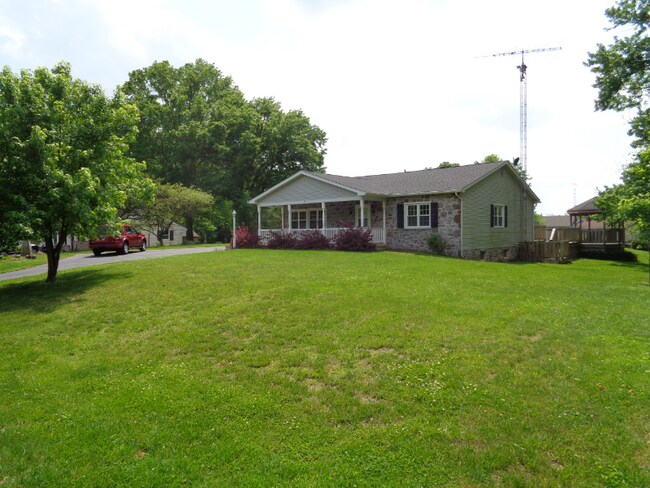 Building Photo - 4 Oak Ln
