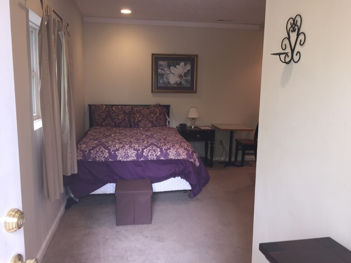 Primary Photo - One Bedroom One Bathroom Efficiency availa...