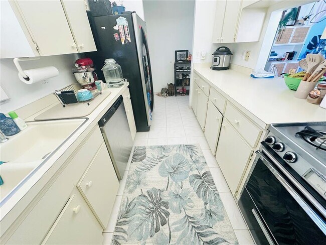 Building Photo - 5051 Village Garden Dr