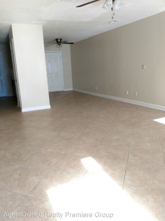 Building Photo - 206 Pineshadow Dr