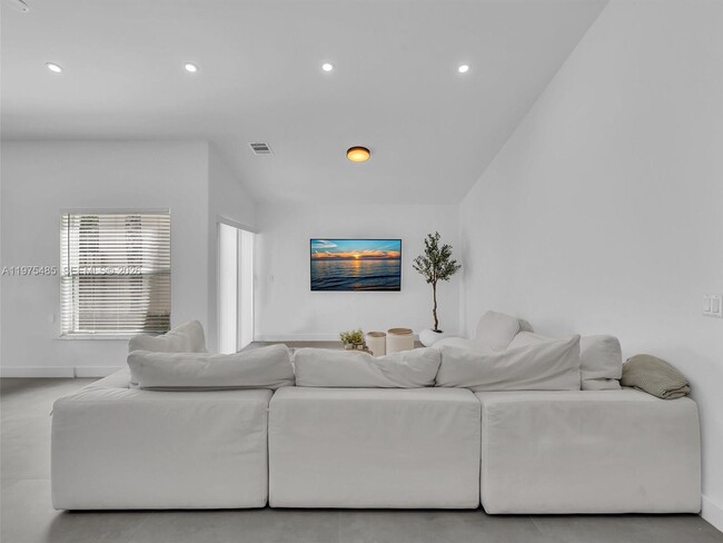 Building Photo - 4962 SW 32nd Way