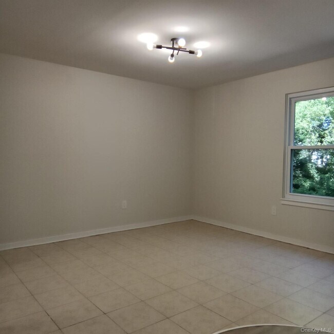 Building Photo - 707 Lenox Rd