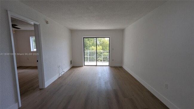 Foto del edificio - 445 SW 11th St