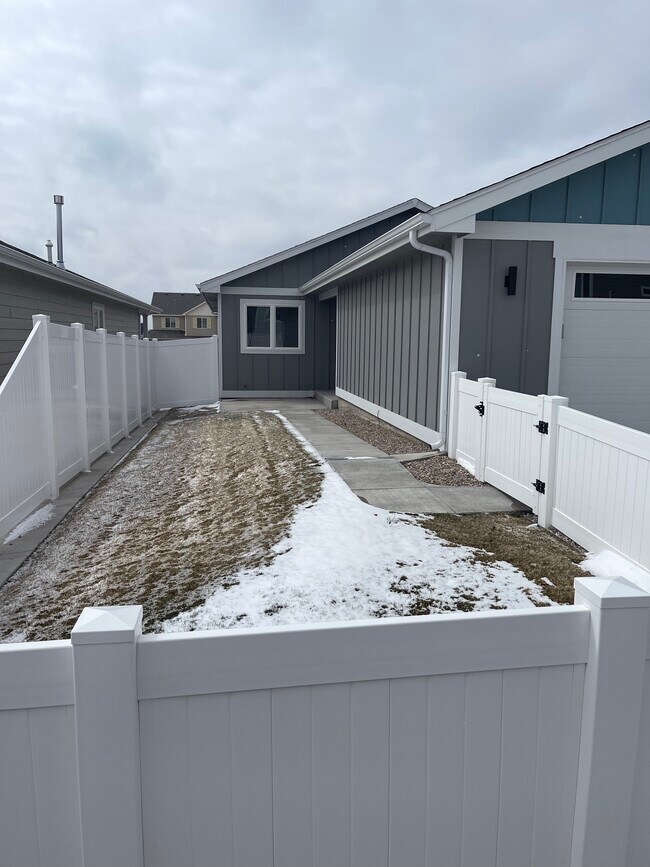 Patio lateral - 4723 Van Buren Ave