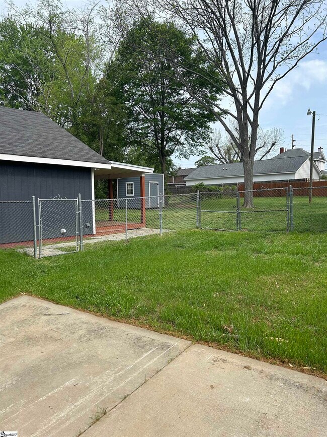 Building Photo - 206 Hubert St
