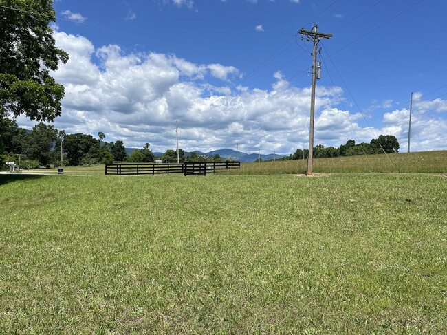 Foto del edificio - 271 Mcguinn Rd