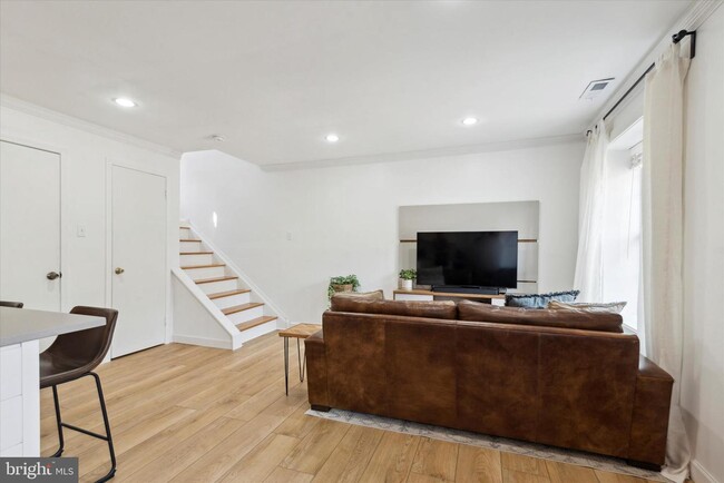 Building Photo - 305 Ripka St