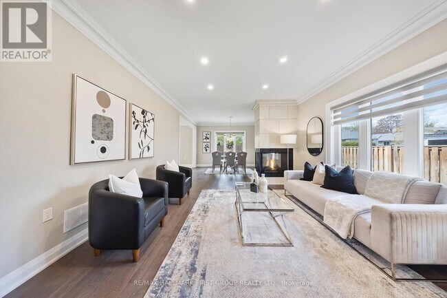 Building Photo - 732 Hillview Crescent