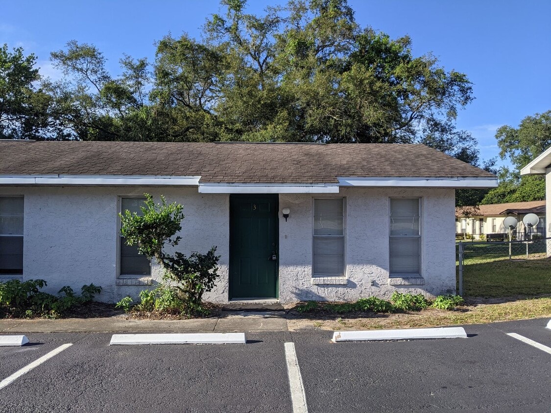 Building Photo - 1 bedroom, 1 bathroom Apartment - washer & dryer in unit! Clinton Avenue Dade City