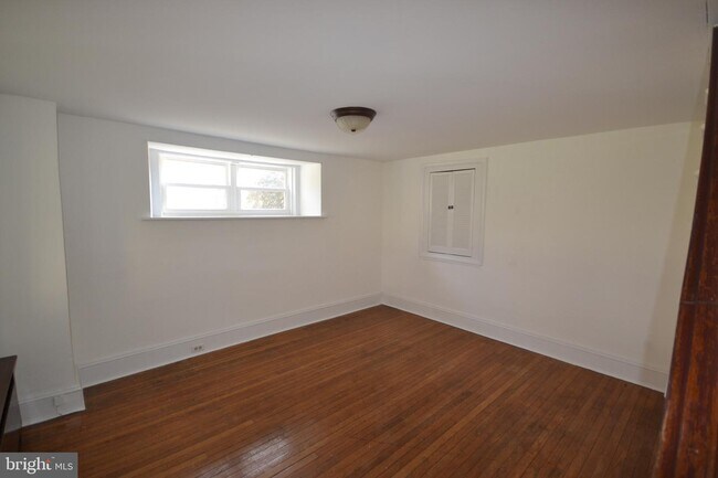Building Photo - 2402 Edgecomb Ave