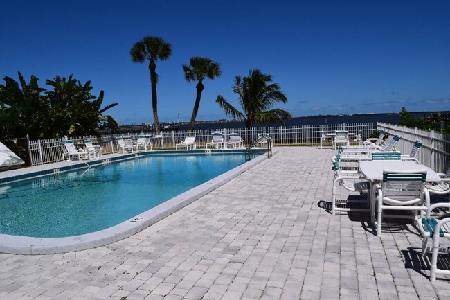 Building Photo - 2625 NE Indian River Dr
