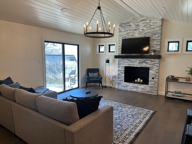 Foto del edificio - *** Near Domain * Stunning 4 Bedroom House * Fully Furnished * Designer Decorated * High End Luxu...