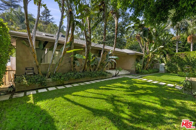 Foto del edificio - 1957 Coldwater Canyon Dr