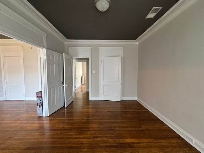 Building Photo - Large 2 Bedroom Apartment in Midtown!
