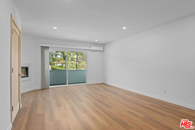 Foto del edificio - 2447 Beachwood Dr