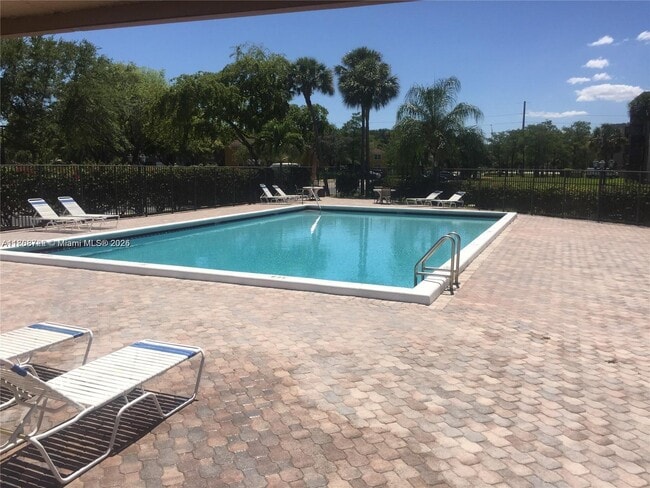 Foto del edificio - 3720 N Pine Island Rd