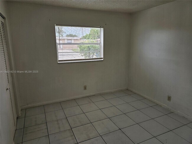Foto del edificio - 2441 NW 8th Pl