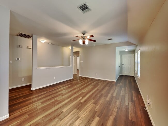 Foto del edificio - 18810 Dennington Dr