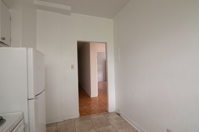 Building Photo - 5530 Cote Saint-Luc Road