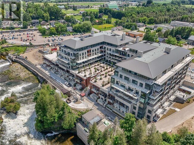 Photo du bâtiment - 6523 WELLINGTON 7 Rd