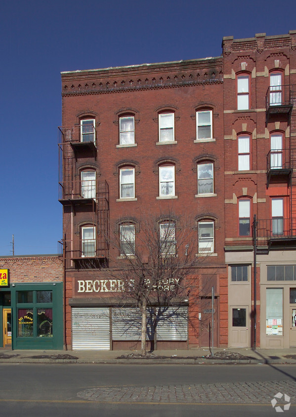 Building Photo - 321-323 Main St