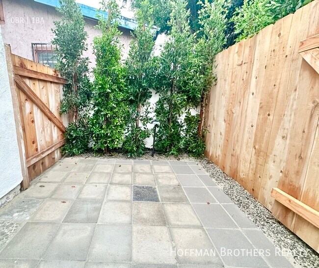 Foto del edificio - 1251 Beachwood Dr