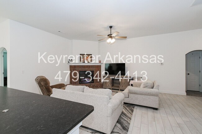 Building Photo - Like New Beautiful 3/2 Home in Gentry