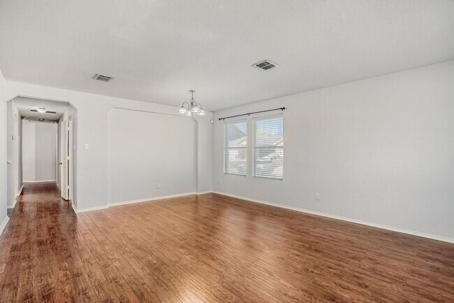 Foto del edificio - Charming & Spacious 4 Bedroom 2 and Half bath Home with Open Living, Modern Updates, and Private ...