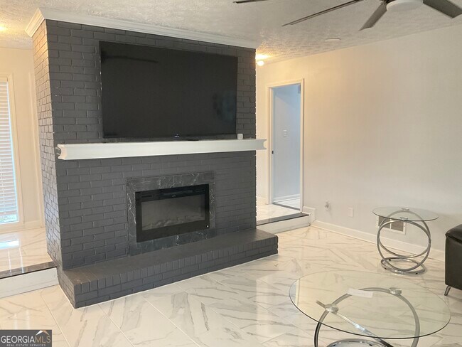 Foto del edificio - 558 Kenwood Rd