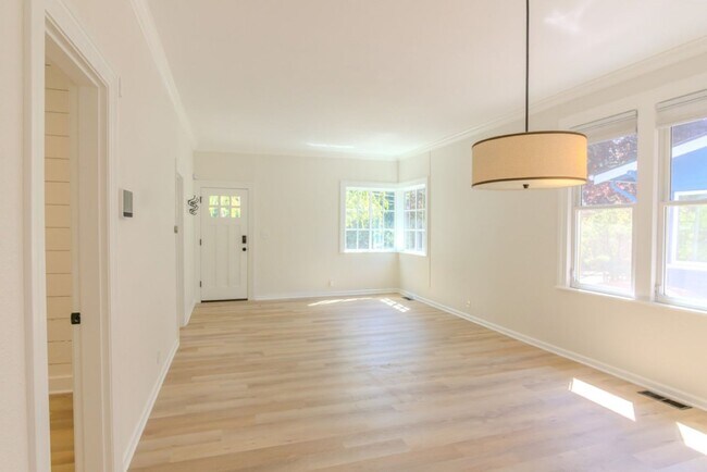 Building Photo - 3Bd/1.5Ba Seattle House
