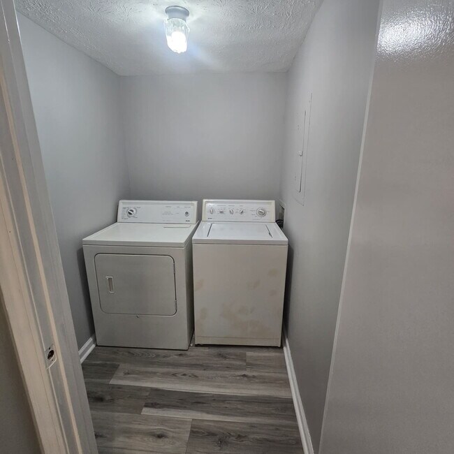 Foto del edificio - @ Bedroom Townhome conveniently located near the interstate, hospital, airport, entertainment and...