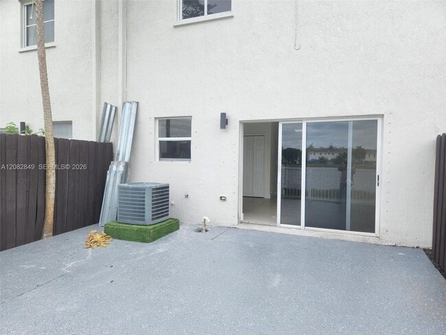 Foto del edificio - Southeast 31st Court, Homestead, FL 33035 - 3 BR 2.5 BA townhouse