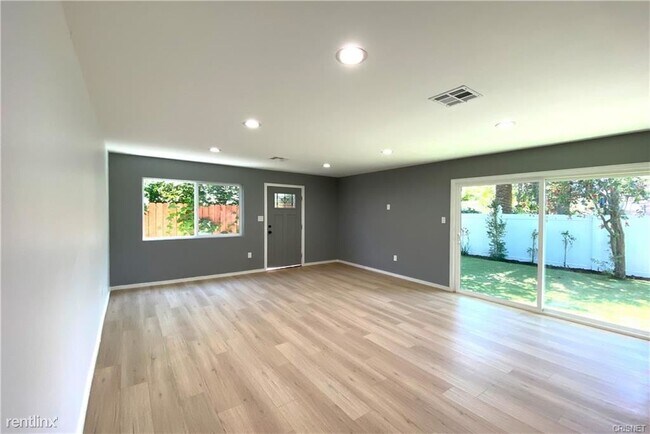 Building Photo - 3 br, 2 bath House - 14250 Kittridge St
