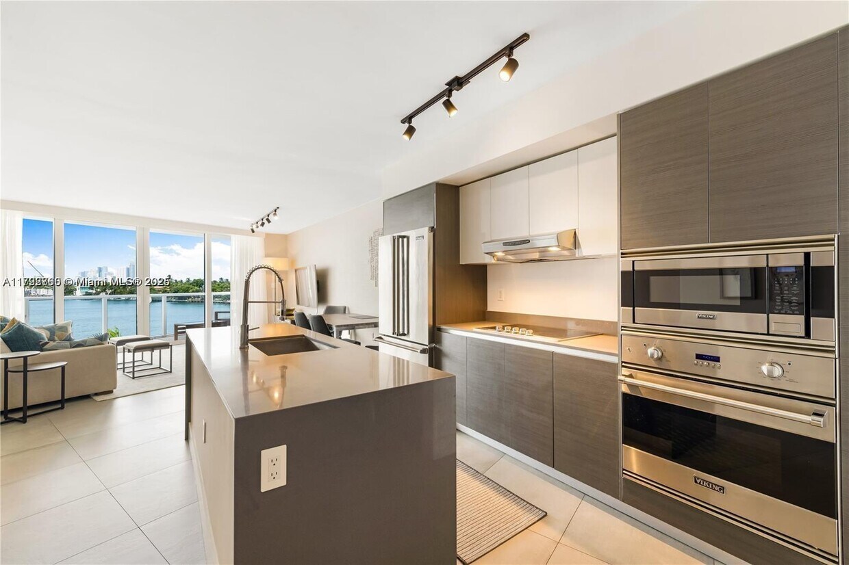 Foto principal - 9821 E Bay Harbor Dr