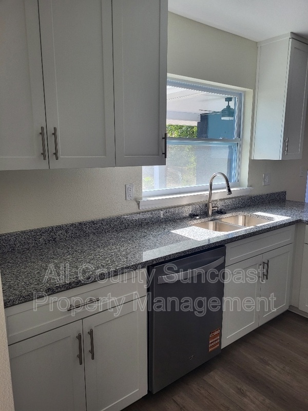 Building Photo - 648 16th Ln